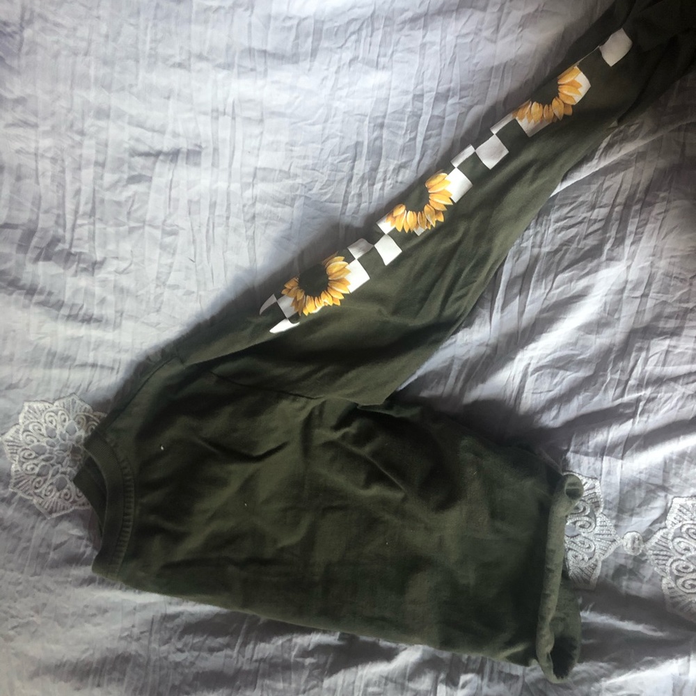 A cropped Shirt from Vans